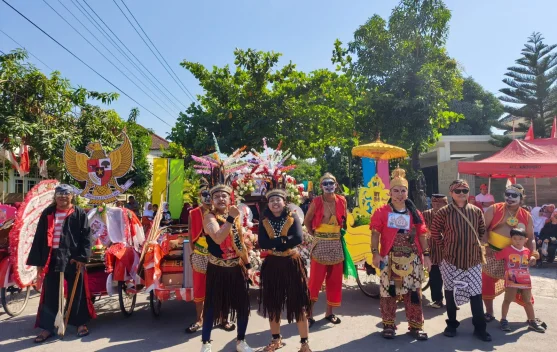 Kirab Sayuk Rukun Kamardikan Kampanyekan Pilah Sampah Warga RW 2 Banyuagung Solo