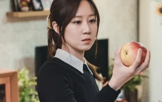Sinopsis A Bona Fide Killer: Refleks Kong Hyo Jin Bikin Keluarga Curiga