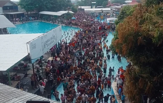 Ribuan Pengunjung Padati Umbul Pelem, Ada Tradisi Tebar Uang Meriahkan HUT RI