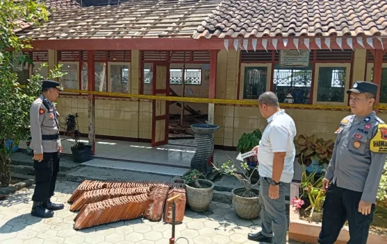 Diduga Lapuk, Atap Kelas SDN 3 Karanganyar Sambungmacan Sragen Runtuh Dini Hari
