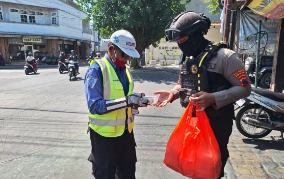 Tim Sparta Polresta Solo Bagikan Ratusan Paket Makanan Jumat Berkah