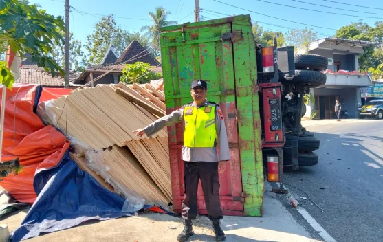 Truk Fuso Terguling Saat Menanjak, Diduga Kelebihan Muatan