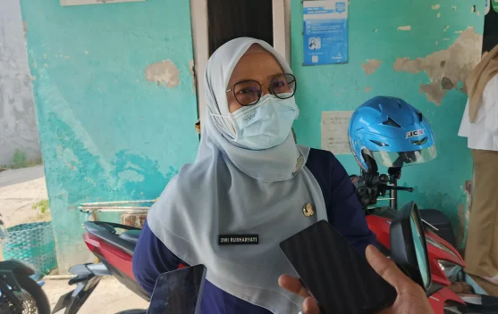 Dinkes Karanganyar Drop Ribuan Masker Bagi Warga Terdampak Asap TPA Putri Cempo