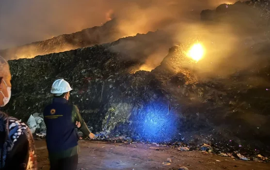 Mata Rantai Masalah di Putri Cempo: Gas Metana, Asap, dan Dilema Pemulung