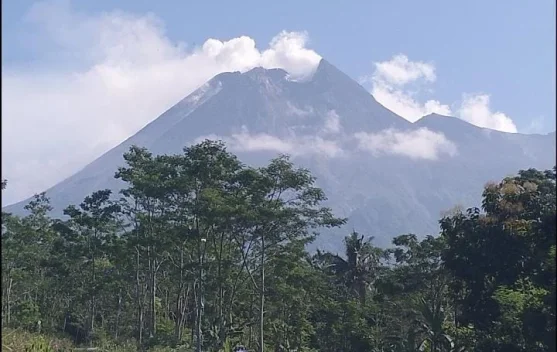Aktivitas Merapi Terus Terjadi, Sering Terjadi Lontaran Batu