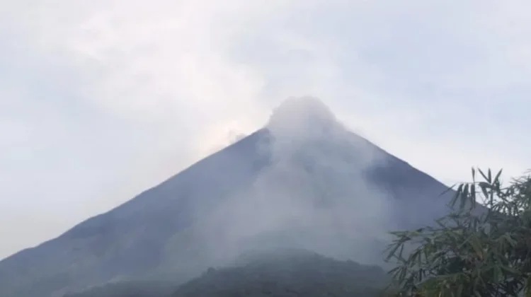 PVMBG : Waspadai Guguran Lava dan Awan Panas Gunung Karangetang