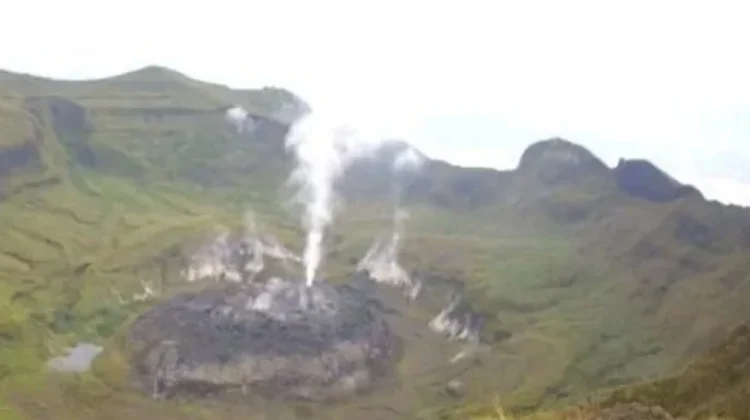 Waspada, Gunung Awu Terus Keluarkan Asap