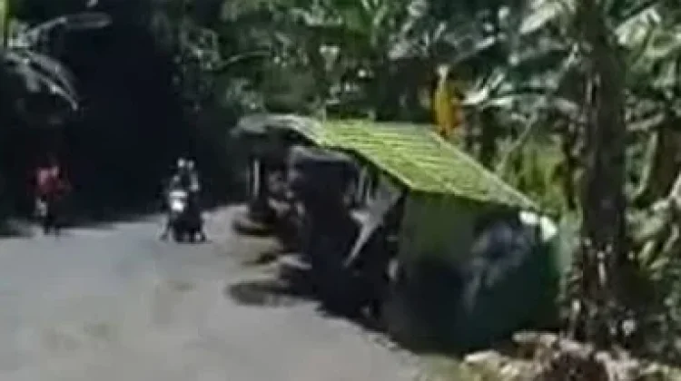Jalan Tanah Nombo, Truk Muat Kopra Terbalik