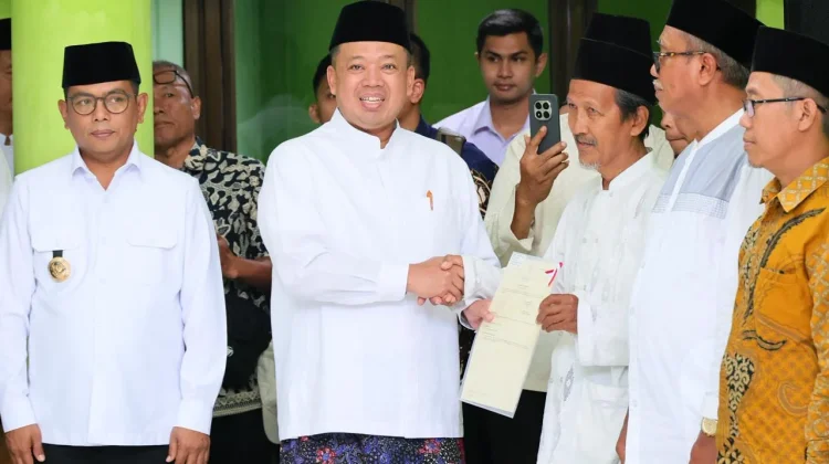 Menteri Nusron Serahkan 13 Sertipikat di Banten