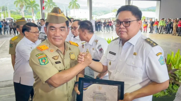 Wabup Sangihe Bulahari Terima Penghargaan Pembina K3