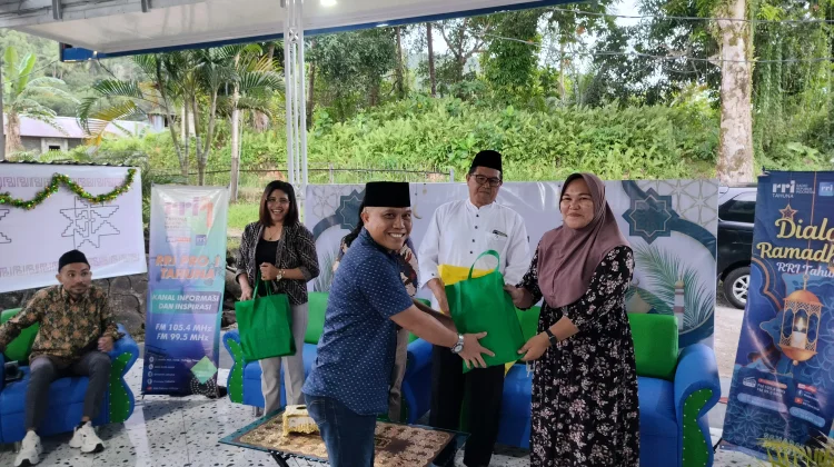 Direktur Perumda Ake U Banua Serahkan Hadiah