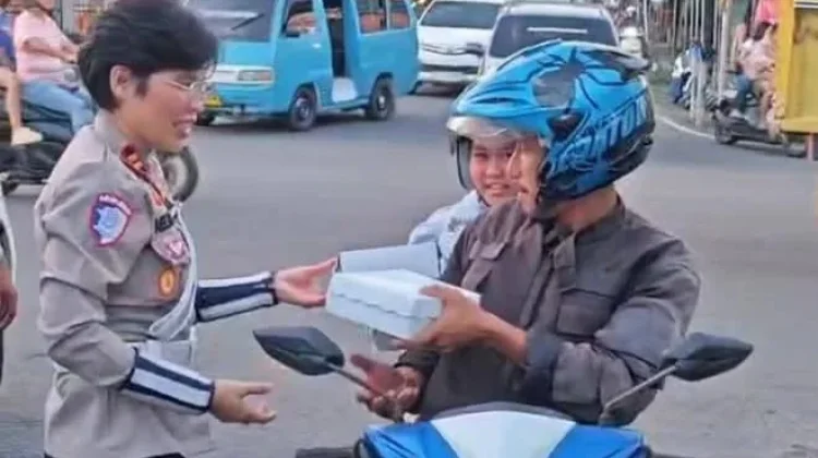 Satlantas Berbagi Takjil  Pengguna Jalan di Bulan Ramadhan