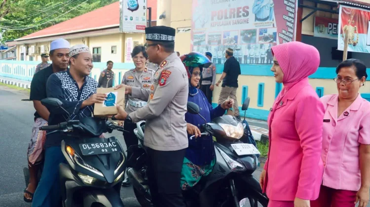 Polres Sangihe Bagikan 100 Paket  Taqjil diDepan Mapolres