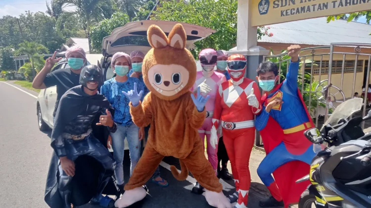 SPPG Tahuna Barat Berikan MBG Pakai Kostum Unik