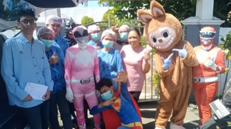 SPPG Tabar Berikan MBG bagi Anak-anak Pakai Kostum Power Rangers