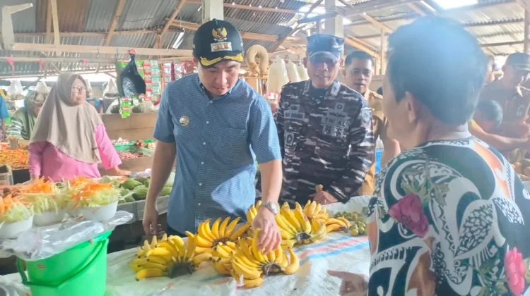 Bupati Sangihe Pantau Operasi Pasar Pengendalian Inflasi