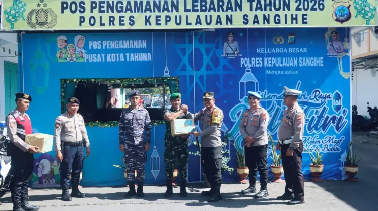 Kapolres Sangihe Berikan Bingkisan Lebaran Bagi Anggota diLapangan