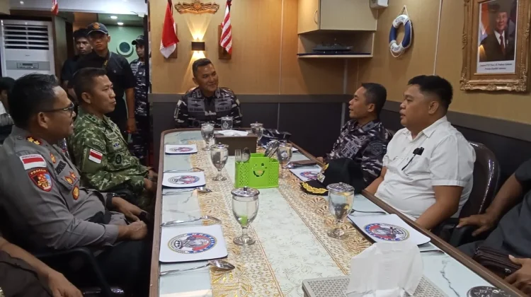 Forkopimda Sangihe Sambut Kedatangan KRI Nala-363