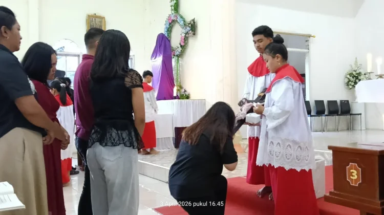 Jumat Agung Umat   Tunduk  Diri dalam Penghormatan Salib