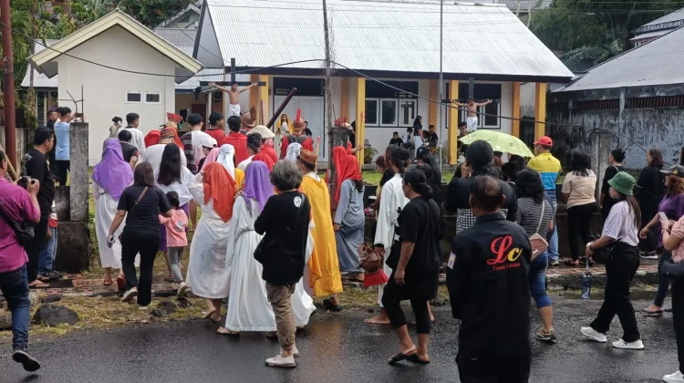 Umat Katolik Kota Tahuna Prosesi  Jalan Salib