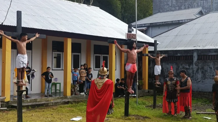 Umat Katolik Kota Tahuna Prosesi  Jalan Salib