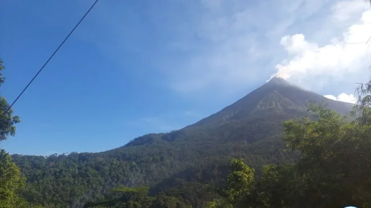 Bola Api Warnai  Gunung Karangetang di Pulau Siau