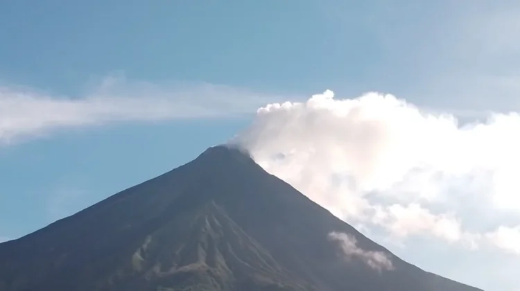 Gunung Karangetang Kembali  Keluarkan Asap Putih