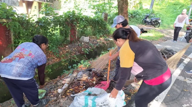 Kolaborasi DLH Sangihe dan Soataloara 1 Jaga Kebersihan Pusat Kota Tahuna