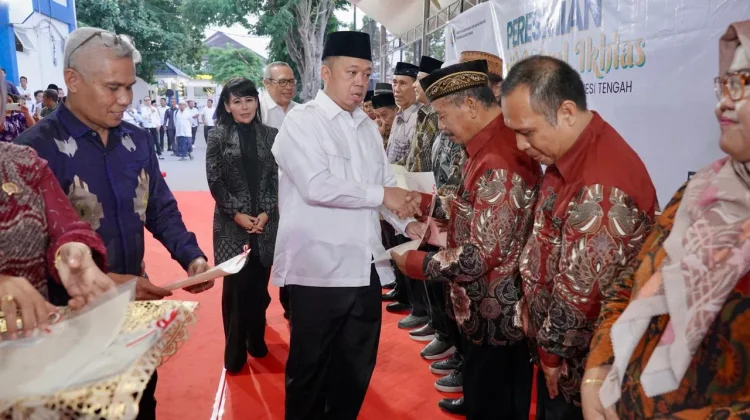 MenteriATR/BPN Serahkan 33 Sertipikat untuk Rumah Ibadah di Sulteng