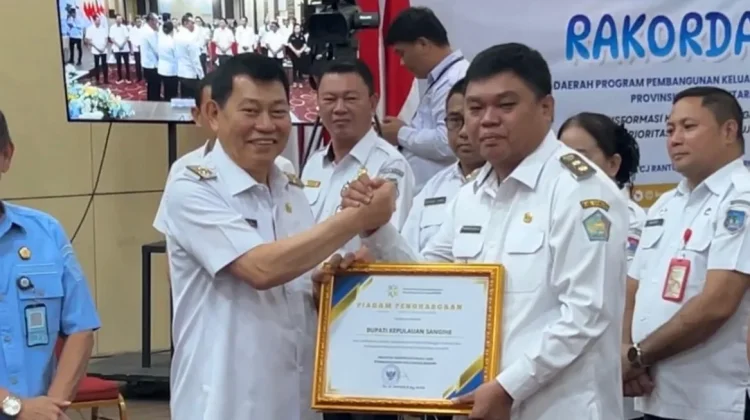 Wabup Sangihe Terima Penghargaan BKKBN Sulut 2026