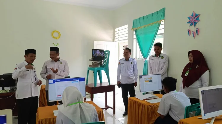 Kakan Kemenag Sangihe Monitoring Pelaksanaan TKA di Dua Madrasah