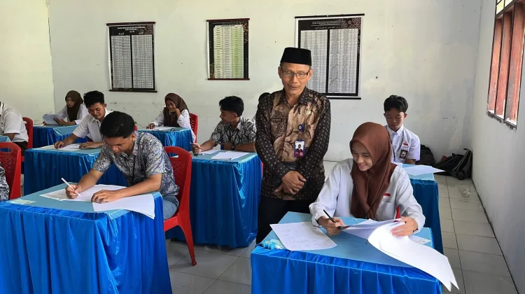 Kakan Kemenag  Sangihe Memantau Pelaksanaan Asesmen Madrasah Aliyah