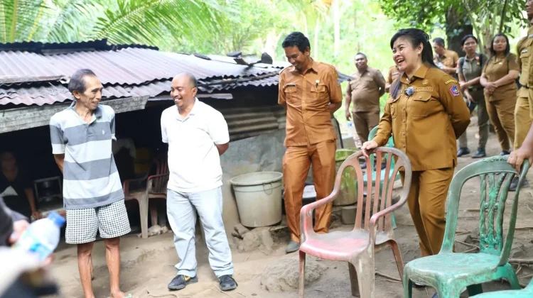 Bupati Sitaro Tinjau Langsung Penyaluran Material Bantuan Rumah