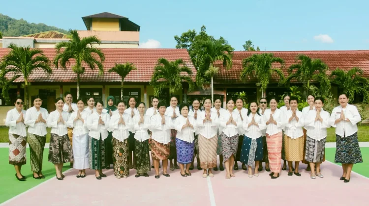 Peringati Hari Kartini, Guru SMK 2  Tahuna Gunakan Kebaya
