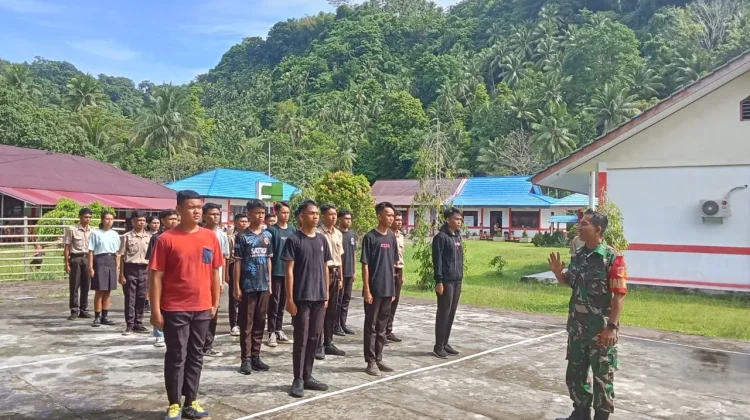 Babinsa Koramil Tagulandang Latih Disiplin PBB Siswa SMA