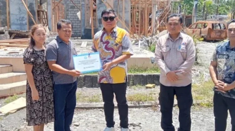 Wabup Bulahari Serahkan Bantuan Korban Kebakaran Rumah bagi Keluarga Tilaar-Peta