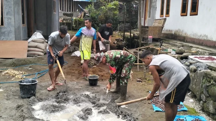 TNI AD Hadir Bantu Pembangunan Rumah Warga