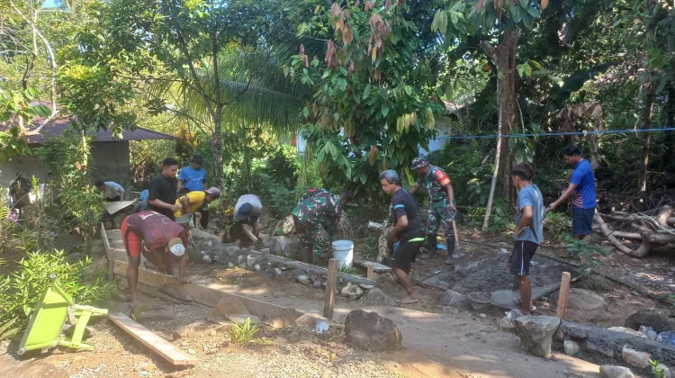 TNI AD dan Warga Bangun Jalan Setapak Kampung Sesiwung
