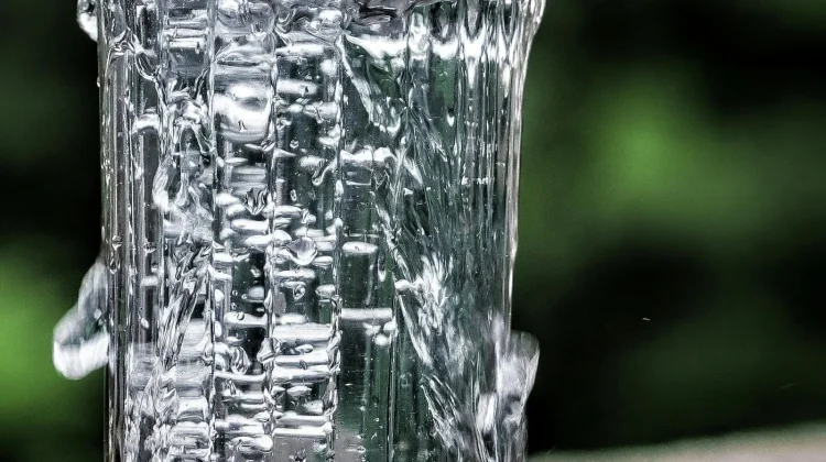 Minum Air Putih untuk Menjaga Kesehatan Tubuh