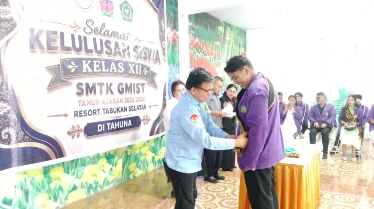 Penamatan Siswa kelas XII SMTK GMIST Tahuna