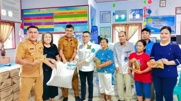 Warga Kurang Mampu Tona II Terima Bantuan Pangan