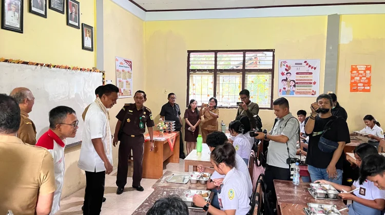 Kejati Sulut Tinjau Pendistribusian MBG di SMA Negeri 1 Tahuna