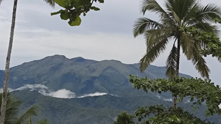 Gunung Awu Terus  Panaskan Magma, Masyarakat Sangihe di Imbau  Siaga