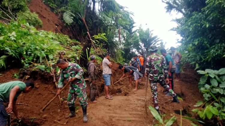 Longsor Tutup Akses Jalan Pusunge Lenganeng