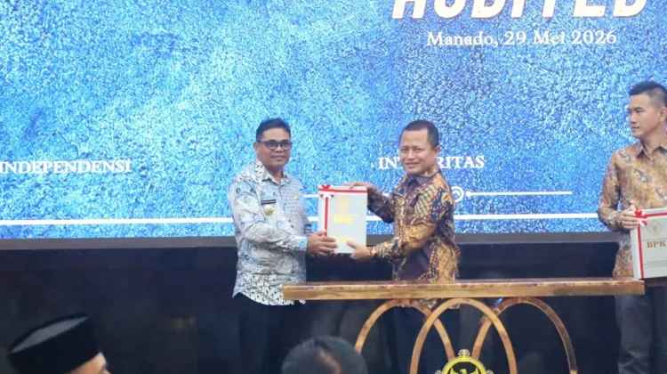 Plt Bupati Heronimus Makainas Terima Opini WTP untuk Kabupaten Sitaro