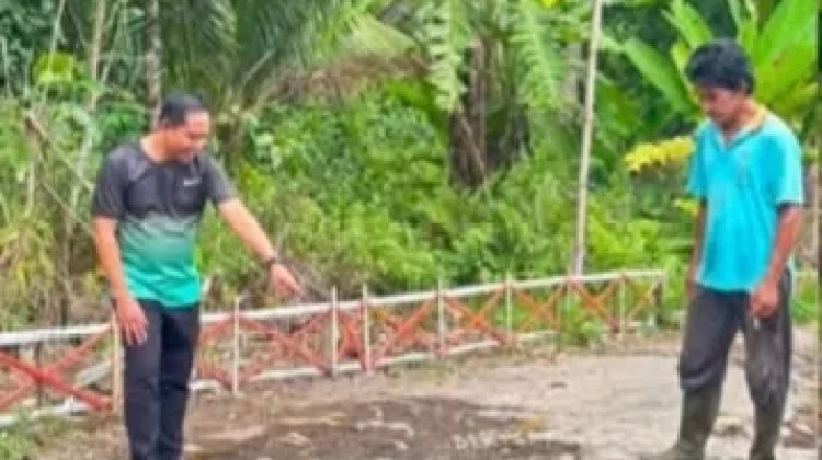 Anggota DPRD dari Partai Perindo, Salele Bantu Warga Cor Jalan Rusak