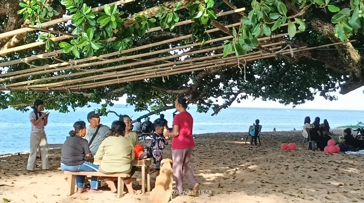 Libur Akhir Pekan, Pantai Pananualeng Menjadi Pilihan Rekreasi Keluarga