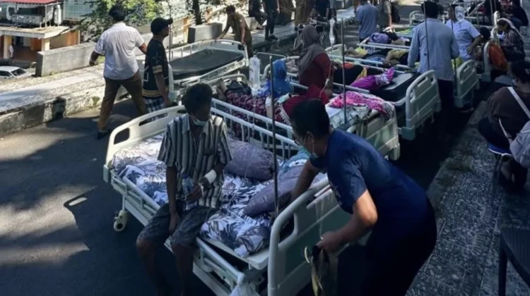 Pasien RSD Liun Kendage Dievakuasi ke Halaman Rumah Sakit