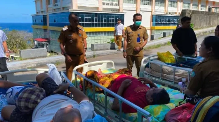 Guncangan Gempa 7,7 M RSUD Liun Kendage Evakuasi Pasien ke Halaman Rumah Sakit