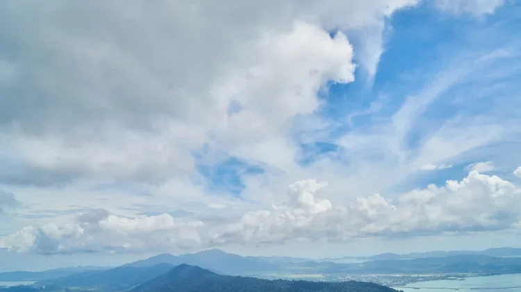 Cuaca Sangihe Hari Ini Diprakirakan Berawan hingga Hujan Ringan